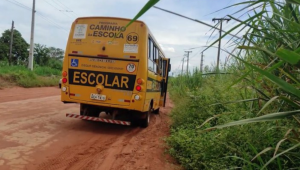 Ônibus escolar foi apreendido pela polícia após motorista transportar drogas