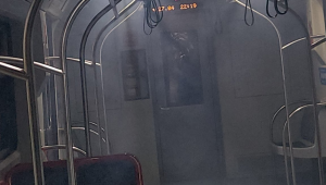 Fumaça branca tomou conta de um vagão após um trem ser atingido por um raio