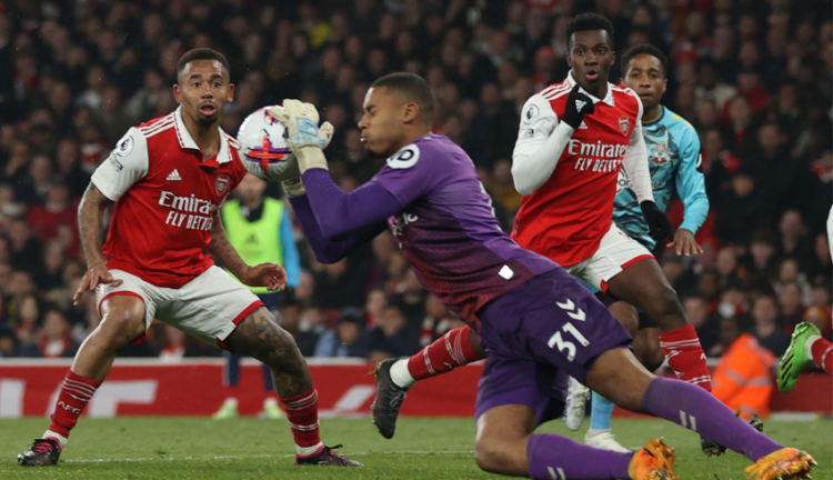 Arsenal arranca empate no fim, mas fica em situação complicada no