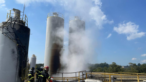 Bombeiros atuando em incêndio dentro de uma fábrica em Suzano