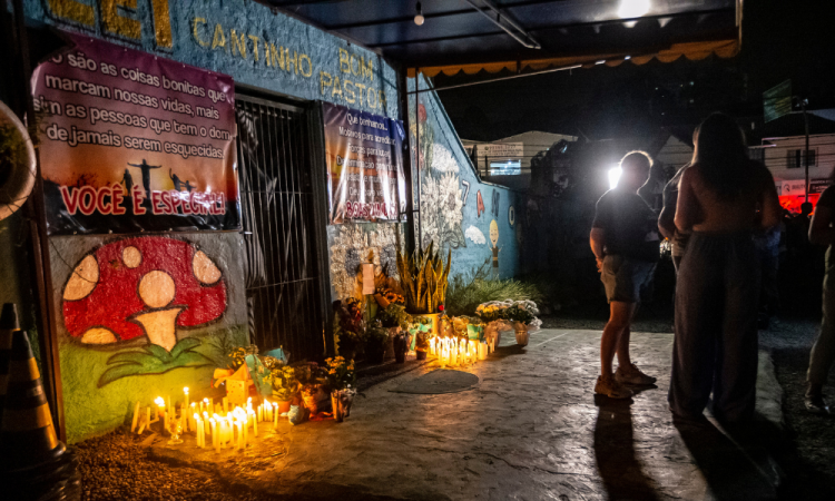 Moradores fazem vigília em frente à creche Cantinho Bom Pastor