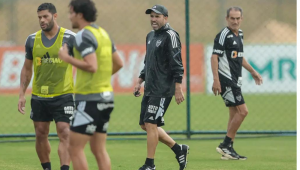 Eduardo Coudet comandando o treino do Atlético-MG nesta sexta-feira