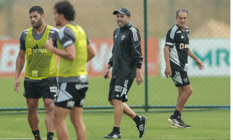 Eduardo Coudet comandando o treino do Atlético-MG nesta sexta-feira