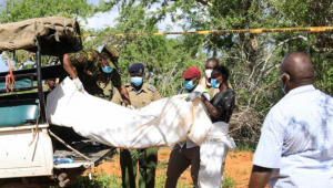 Polícia do Quênia colocando corpo em automóvel
