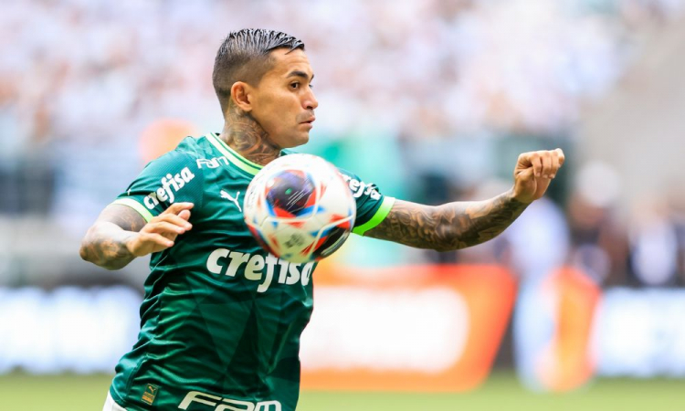 Jogador do Palmeiras domina bola no peito