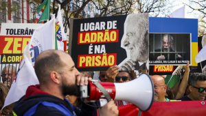 Manifestantes protestam contra o presidente brasileiro Luiz Inácio Lula da Silva durante sua visita a Portugal, em frente ao parlamento em Lisboa