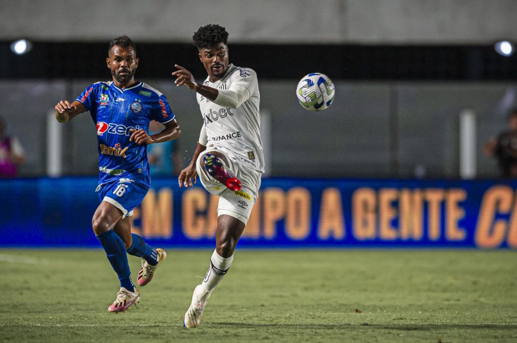 Artista transforma lances marcantes do futebol em quadros e faz