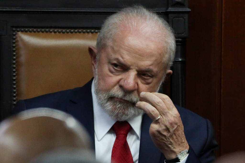 Lula volta a atacar taxa de juros e diz que Selic a 13,75% é ‘excrescência ao país’