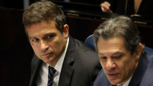 Campos Neto e Haddad sentados lado a lado durante sessão no Senado