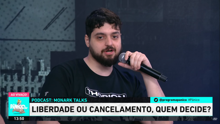 Monark segura microfone no estúdio do programa Pânico