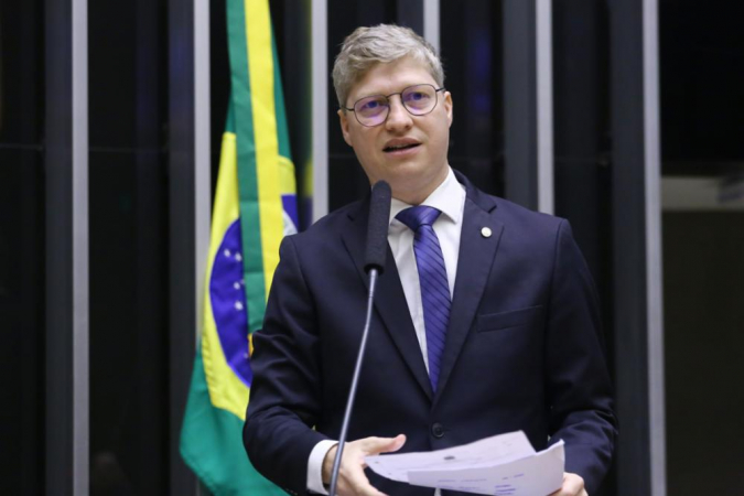 Marcel Van Hattem, de traje social, discursa no plenário da Câmara