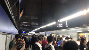 Usuários da Linha 1 - Azul do Metrô de São Paulo sofrem com superlotação nas estações