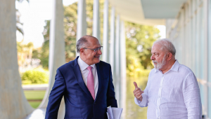 Alckmin e Lula caminha no Palácio da Alvorada