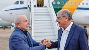 Lula aperta mão de Geraldo Alckmin em frente ao avião presidencial