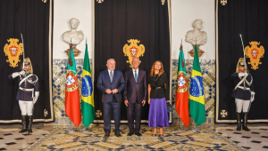 Lula, Marcelo Rebelo de Sousa e Janja posam em pé ao lado das bandeiras de Brasil e Portugal