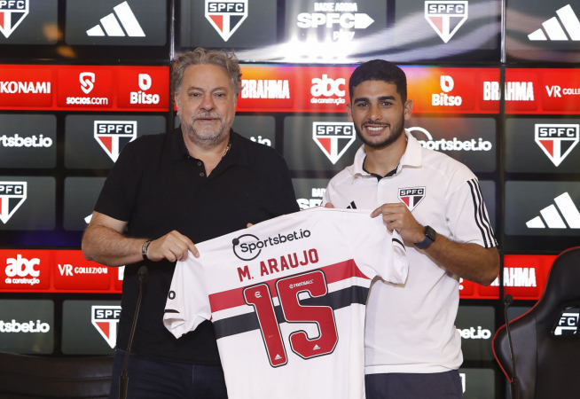 Michel Araújo é apresentado por Júlio Casares como novo reforço do São Paulo