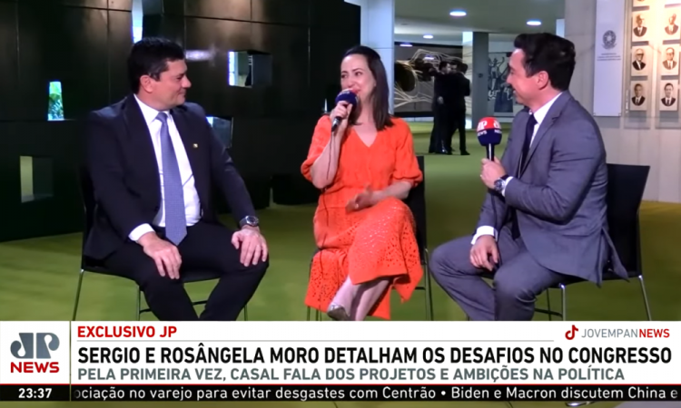 Sergio Moro e Ronsagela sentados com Claudio Dantas no Congresso