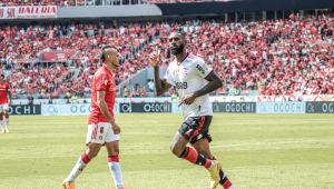 Gerson marcou um golaço na derrota do Flamengo para o Internacional