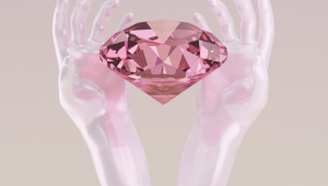 Fundo de diamante rosa de foto grátis com as mãos