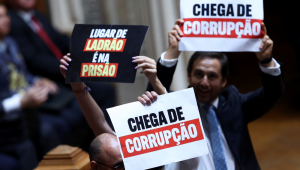 Membros do Chega levantam cartazes contra Lula