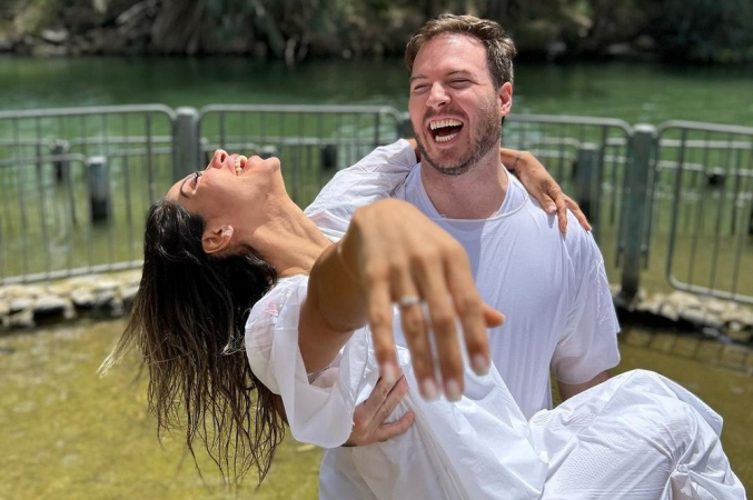 Maíra Cardi e Primo Rico ficam noivos em cerimônia no rio Jordão:  'Emocionada e com o coração acelerado' | Jovem Pan
