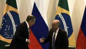 O ministro das Relações Exteriores do Brasil, Mauro Vieira (d), e o ministro das Relações Exteriores da Rússia, Sergei Lavrov se cumprimentam