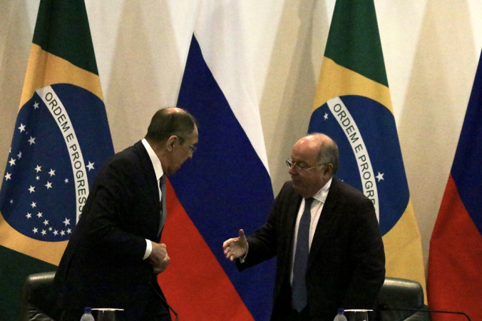 O ministro das Relações Exteriores do Brasil, Mauro Vieira (d), e o ministro das Relações Exteriores da Rússia, Sergei Lavrov se cumprimentam