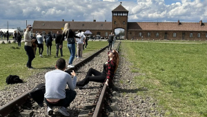 turista em Auschwitz