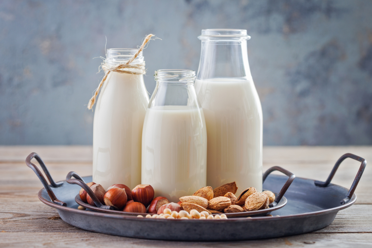 Растительное молоко можно в пост. Растительное молоко. Молочно растительные продукты. Органическое растительное молоко. Растительное молоко названия.