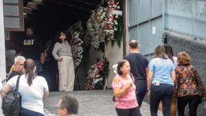 Amigos e familiares vão ao velório das vítimas do ataque à creche Cantinho do Bom Pastor, em Blumenau, Santa Catarina, na manhã desta quinta-feira, 6