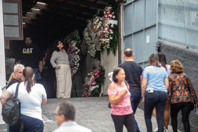 Amigos e familiares vão ao velório das vítimas do ataque à creche Cantinho do Bom Pastor, em Blumenau, Santa Catarina, na manhã desta quinta-feira, 6