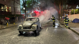 Carro pega fogo na Avenida Paulista