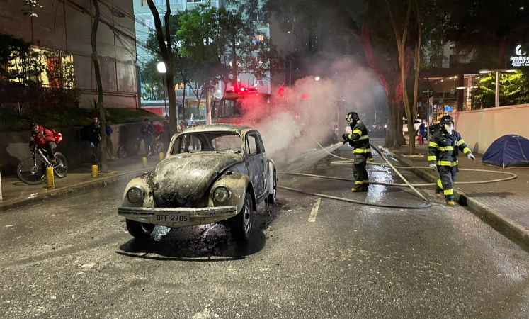 Carro pega fogo na Avenida Paulista