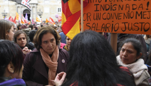 Mulheres falam com a prefeita de Barcelona, ​​Ada Colau, enquanto protestam na praça Sant Jaume durante uma greve de um dia para defender os direitos das mulheres