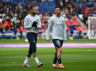 Neymar (esquerda) e Messi (direita) em aquecimento para jogo do PSG no Parque dos Pr&iacute;ncipes