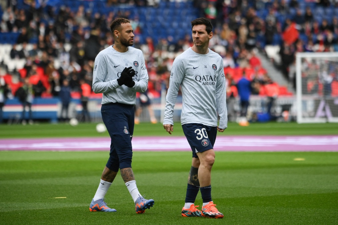 Neymar (esquerda) e Messi (direita) em aquecimento para jogo do PSG no Parque dos Príncipes