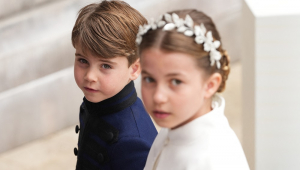 A princesa britânica Charlotte de Gales e o príncipe britânico Louis de Gales chegam à Abadia de Westminster