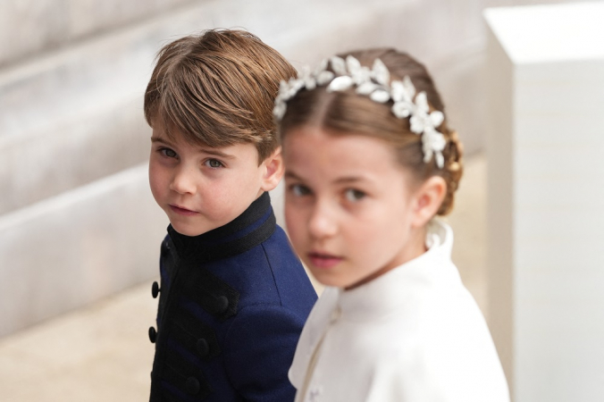 A princesa britânica Charlotte de Gales e o príncipe britânico Louis de Gales chegam à Abadia de Westminster