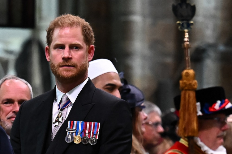 Isolado na cerimônia, o príncipe Harry, duque de Sussex, da Grã-Bretanha, observa enquanto o rei britânico Charles III deixa a Abadia de Westminster
