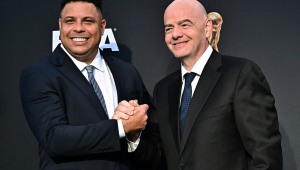 Ronaldo Fenômeno ao lado de Gianni Infantino em evento da Fifa