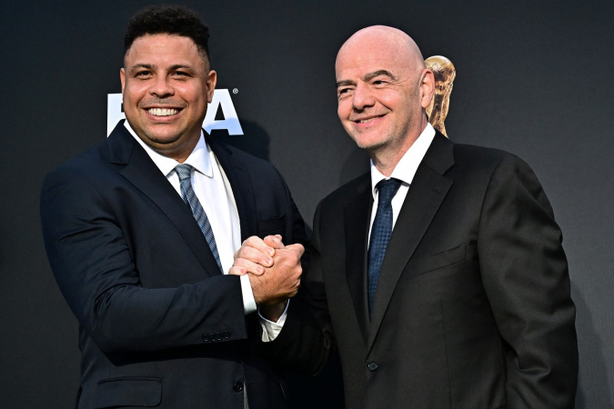 Ronaldo Fenômeno ao lado de Gianni Infantino em evento da Fifa