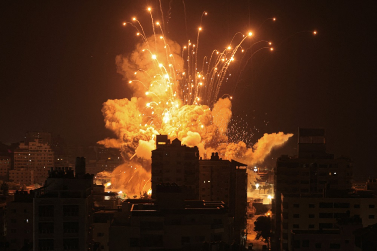 Um míssil explode na cidade de Gaza durante um ataque aéreo israelense