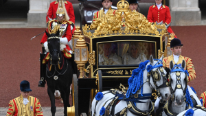 O rei Charles III da Grã-Bretanha e a rainha consorte Camilla deixam o Palácio de Buckingham para a Abadia de Westminster