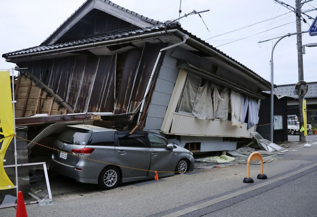 マグニチュード 6.5 の地震で少なくとも 1 人が死亡し、日本の建物に損害を与える