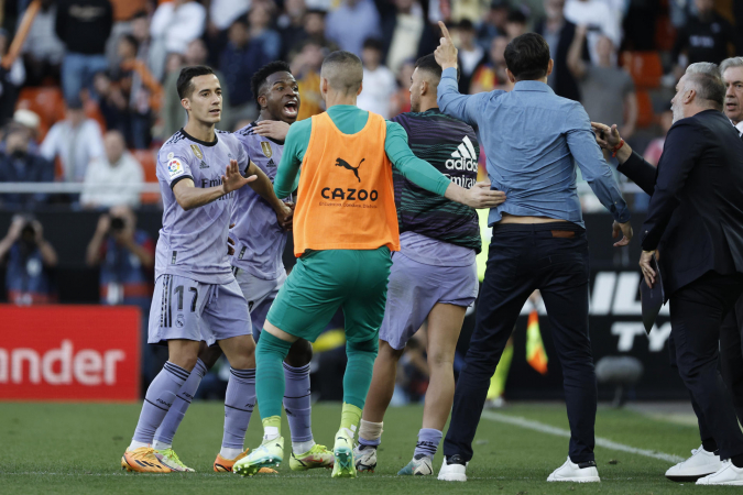 Vinicius Júnior foi expulso após ser alvo de racismo no duelo entre Valencia e Real Madrid