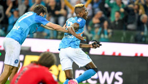 Osimhen celebra gol do título do Napoli contra a Udinese