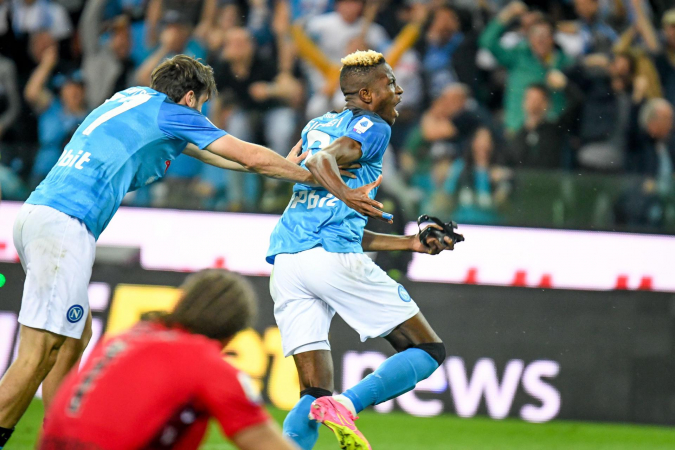 Osimhen celebra gol do título do Napoli contra a Udinese