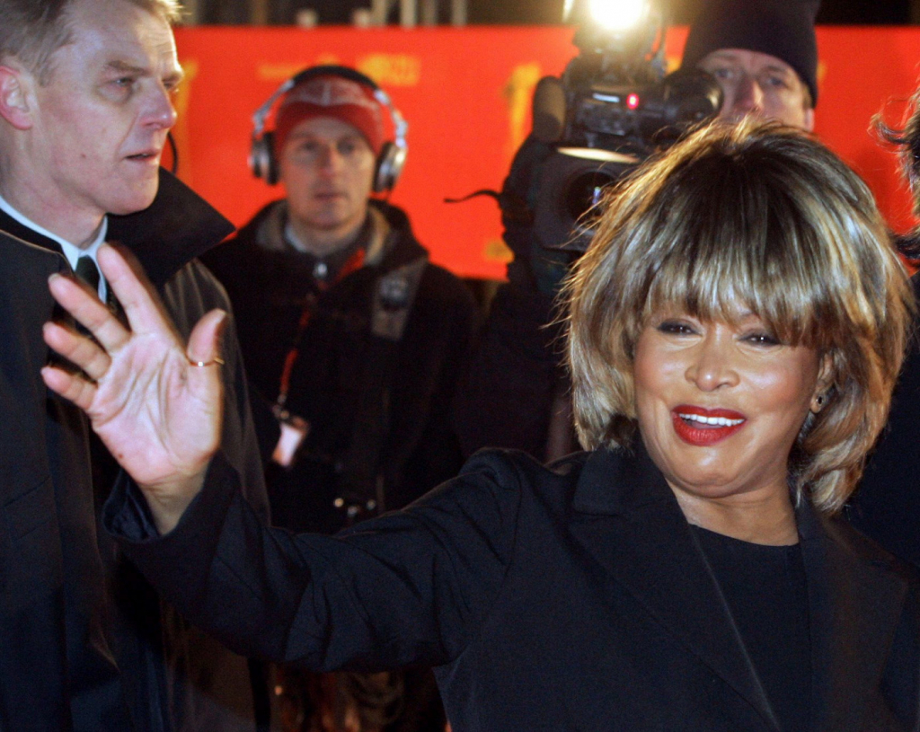 A cantora norte-americana Tina Turner chega para ser premiada com a "Câmera de Ouro" na categoria "Pop Internacional" em Berlim em 09 de fevereiro de 2005 