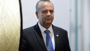 Rogério Marinho em pé no Senado, em trajes sociais