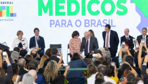 Lula participa do relançamento do programa Mais Médicos